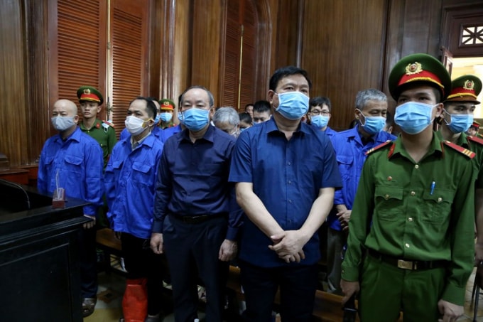 Các bị cáo nghe luận tội tại phiên tòa.