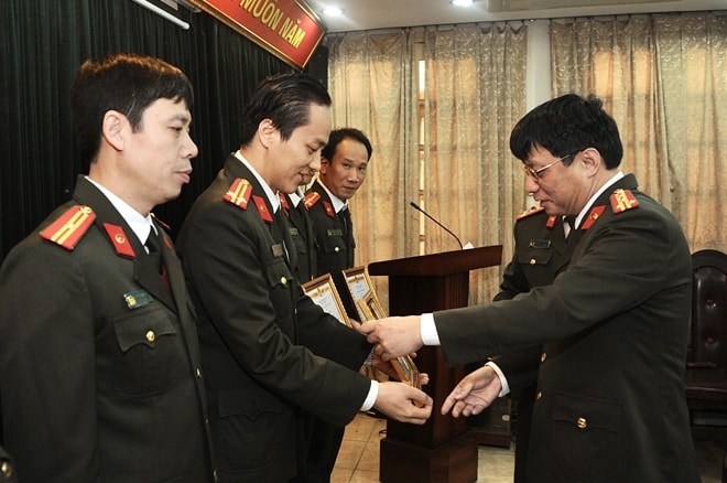 Đại tá Phạm Khải, Tổng Biên tập Báo CAND trao Giấy khen tặng các cá nhân có thành tích xuất sắc.