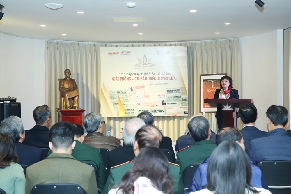 Nhà báo Trần Kim Hoa – Giám đốc Bảo tàng Báo chí Việt Nam phát biểu tại buổi lễ. Ảnh: Sơn Hải