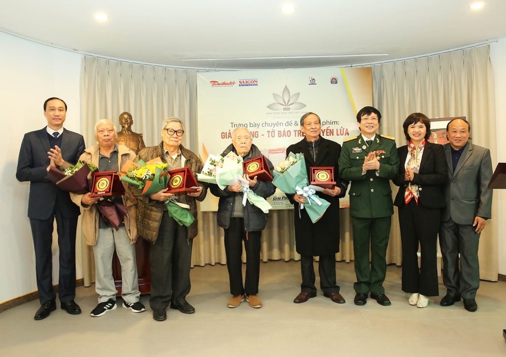 Phó Chủ tịch Thường trực HNBVN Hồ Quang Lợi và lãnh đạo UBTƯ MTTQ Việt Nam trao hoa và quà lưu niệm cho các nhà báo lão thành. Ảnh: Sơn Hải