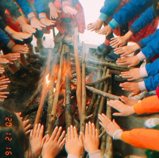 Tại trường Phổ thông dân tộc bán trú Tiểu học và Trung học Cơ sở Lũng Táo, Đồng Văn, Hà Giang, nhiều bếp lửa lớn đã được thầy cô và học sinh sử dụng trong tuần qua để chống lại lạnh giá.