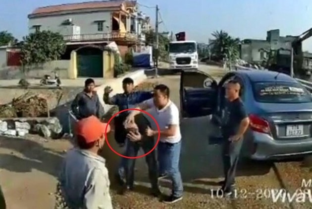 Anh Nguyễn Minh Lập (khoanh tròn đỏ) và phụ xe bị các đối tượng đánh đập. Ảnh: baovephapluat.vn