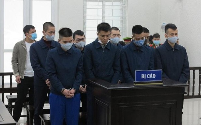 Nhóm đối tượng cưỡng đoạt tài sản CSGT bị đưa ra tòa xét xử. Ảnh: ANTD