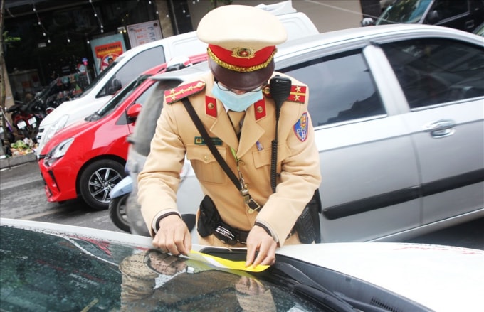 Lực lượng CSGT chỉ dán thông báo