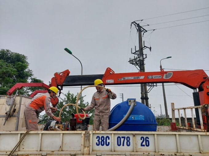 Đội sửa chữa Hotlien phải thực hiện đúng trình tự các thao tác và tuân thủ nghiêm quy trình, quy phạm đã đưa ra.
