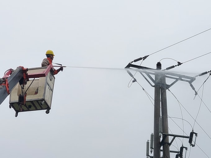 Phun nước vệ sinh cách điện lưới điện 35kV không cần cắt điện.