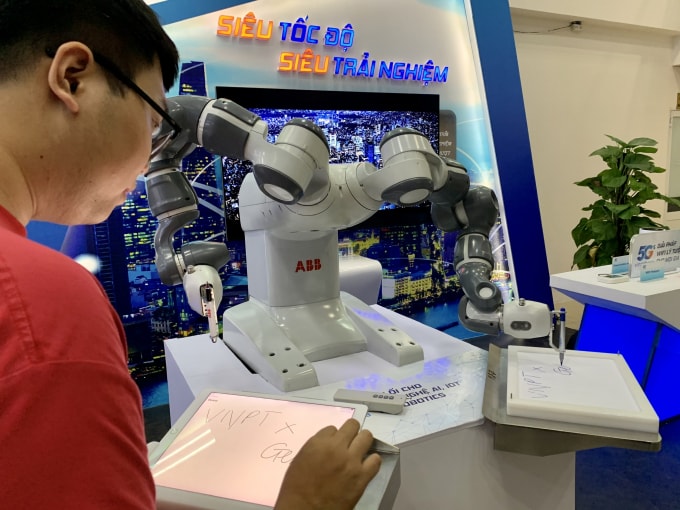 Khách hàng trải nghiệm điều khiển Robot qua kết nối VinaPhone 5G.