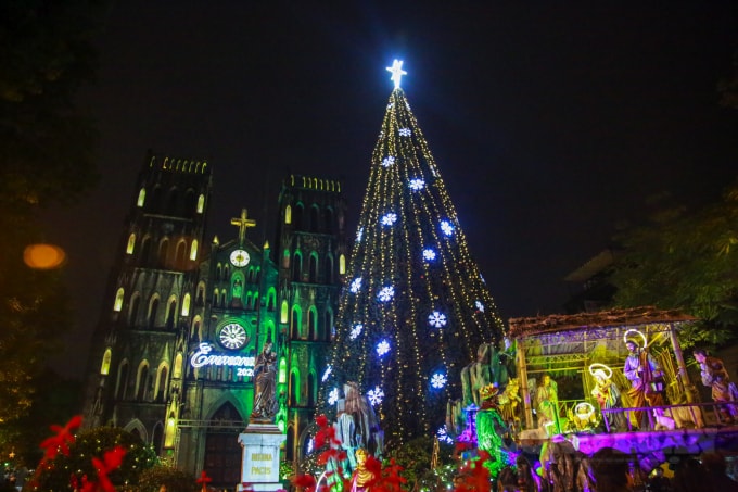 Ngày lễ Noel năm nay (2020), tại nhà thờ Lớn nằm ở trung tâm thủ đô nơi cứ mỗi dịp ngày lễ Noel lại nhộn nhịp người đến vui chơi, hầu hết các phần trang trí bên ngoài đã hoàn thành. Một cây thông lớn có chiều cao gần bằng với tháp chuông được dựng lên phía bên phải của nhà thờ.