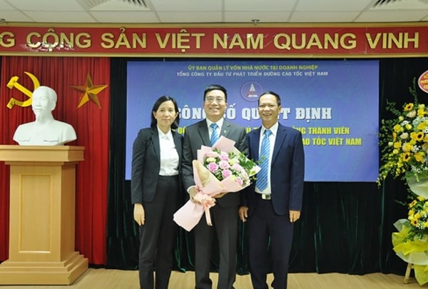 Ông Trương Việt Đông (giữa) - tân Chủ tịch HĐTV Tổng công ty Đầu tư phát triển đường cao tốc Việt Nam (VEC)