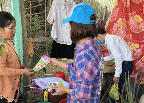 Thị trấn Long Bình, tỉnh An Giang ra quân phát tờ bướm tuyên truyền phòng chống dịch bệnh Chikungunya. Ảnh: TTO
