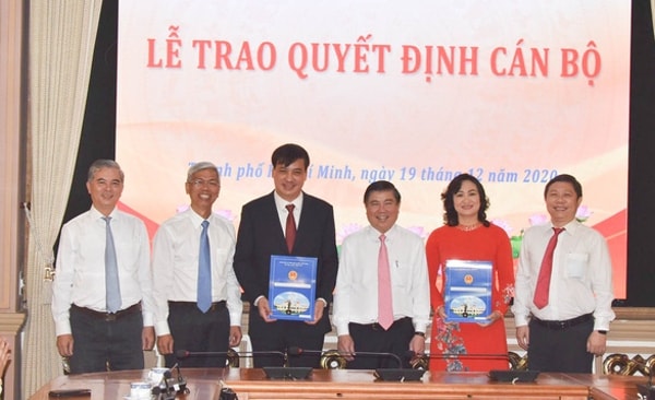 Chủ tịch UBND TP HCM Nguyễn Thành Phong trao quyết định cho bà Phan Thị Thắng và ông Lê Hòa Bình