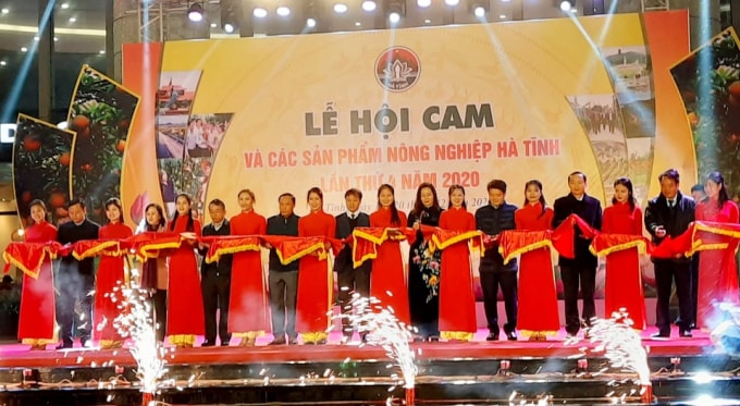 Lãnh đạo tỉnh Hà Tĩnh cắt băng khai mạc Lễ hội Cam và các sản phẩm nông nghiệp Hà Tĩnh lần thứ 4, năm 2020.