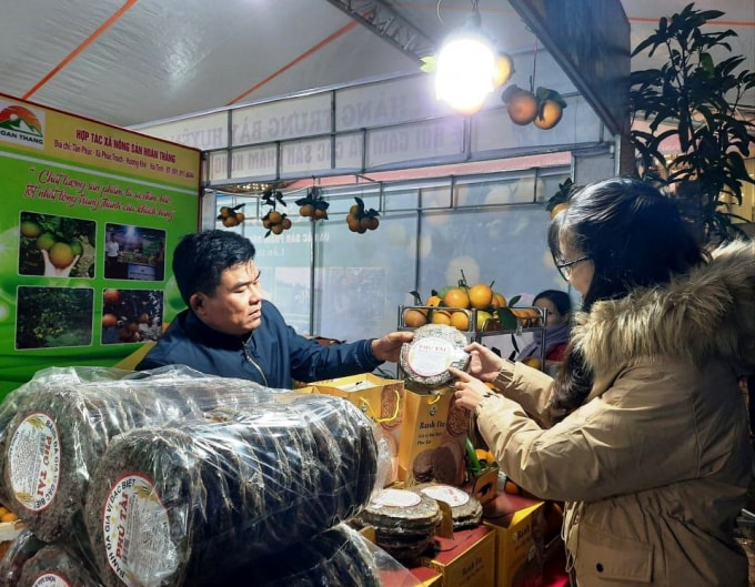 Lễ hội năm nay có sự góp mặt gần 100 gian hàng