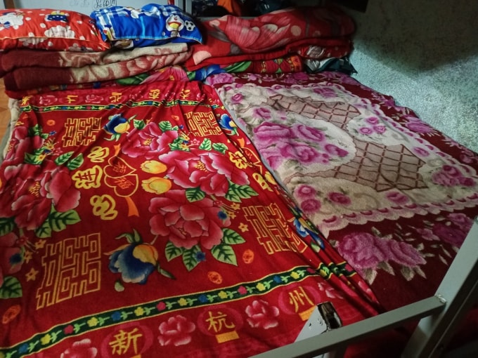 Các em đi học bán trú, sinh hoạt ở trường đến cuối tuần mới về nhà. Do đó, các khu ký túc xá ở các trường bán trú được trang bị đầy đủ chăn ấm để giúp học sinh tránh rét. Trong ảnh: Khu ký túc của Trường phổ thông dân tộc bán trú tiểu học và trung học cơ sở Vần Chải được trang bị khá đầy đủ chăn để giữ ấm.