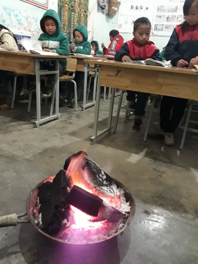 Ngay trong lớp học, các bếp than hồng luôn đỏ rực để xua đi lạnh giá, không để cái lạnh làm ảnh hưởng đến việc học tập.