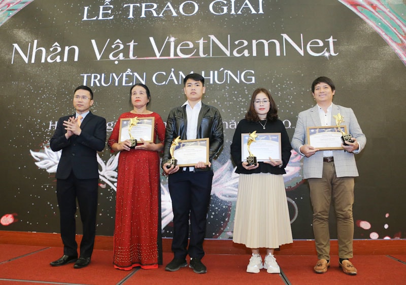 Tổng biên tập báo VietNamNet trao kỷ niệm chương cho các nhân vật.