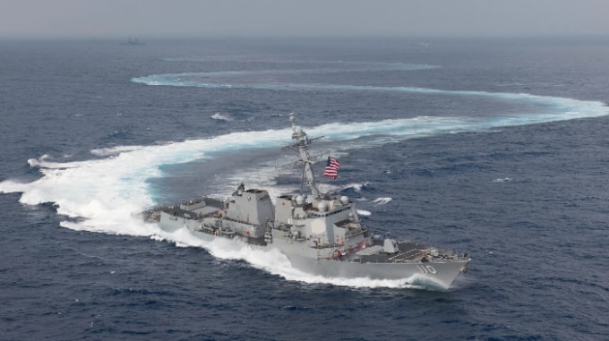 Tàu khu trục tên lửa dẫn đường USS William P. Lawrence thực hành các bài diễn tập trên tàu khi nó đi qua Thái Bình Dương vào tháng 6 năm 2018. Ảnh: U.S. Navy / Reuters