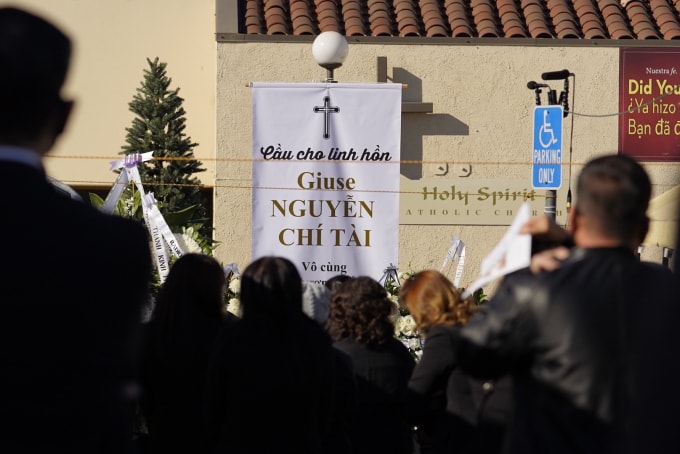 Lễ an táng nghệ sĩ Chí Tài diễn ra ở Nhà thờ Giáo xứ Thánh Linh (Holy Spirit Catholic Church), Fountain Valley, California (Ảnh: zing)