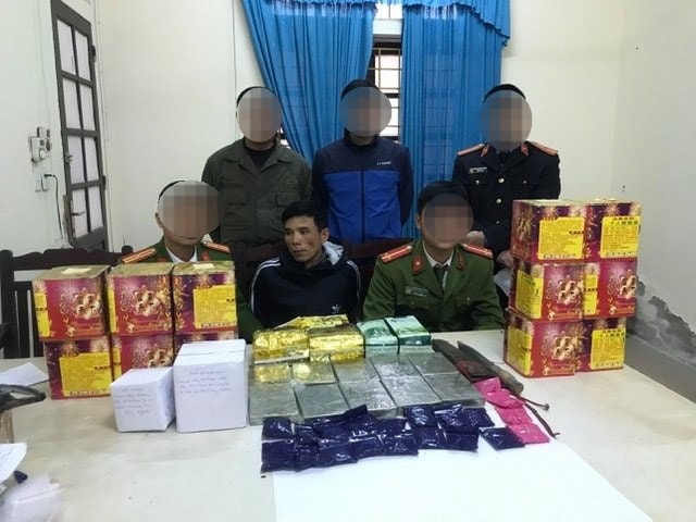 Đối tượng Hoàng Văn Tuấn và số tang vật bị thu giữ. Ảnh: dantri.com.vn