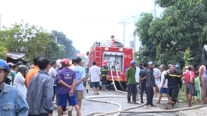 Lực lượng chữa cháy có mặt kịp thời để ứng cứu. Ảnh: thanhnien.vn