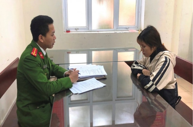 Đối tượng Lê Thị Bích Ngọc tại cơ quan điều tra. Ảnh: dantri.com.vn
