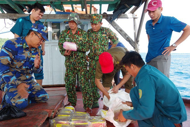 Trung đoàn 152 và các lực lượng biên phòng, cảnh sát biển dùng thuyền đưa các gói nghi là ma túy từ Hòn Từ về xã đảo Thổ Châu. Ảnh: TL
