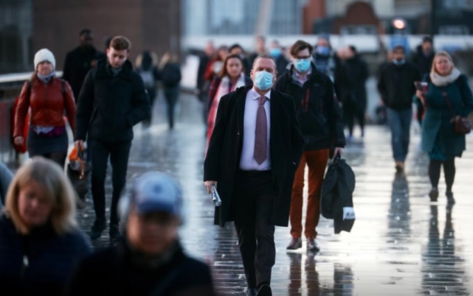 Người dân Anh đi bộ qua cầu London ngày 15/12 trong khi virus SARS-CoV-2 vẫn đang lây lan nhanh chóng. Ảnh: Reuters.