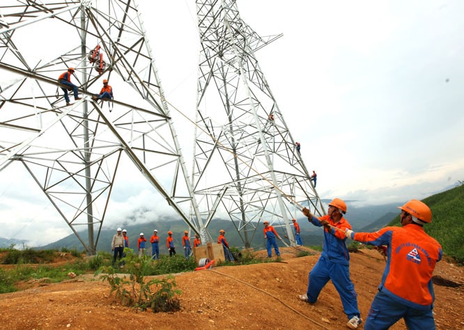 Tác phẩm “Thi công tuyến đường dây 500kV mạch 3 Dốc Sỏi” (Quảng Ngãi) của NSNA Nguyễn Tất Lộc.