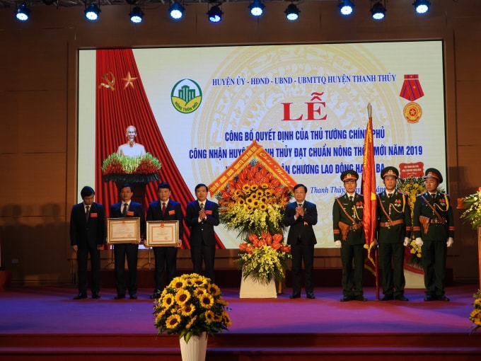 Thừa ủy quyền của Thủ tướng Chính phủ, ông Bùi Văn Quang, Phó Bí thư Tỉnh ủy, Chủ tịch UBND tỉnh Phú Thọ đã trao Bằng của Thủ tướng Chính phủ công nhận huyện Thanh Thủy đạt chuẩn NTM năm 2019.