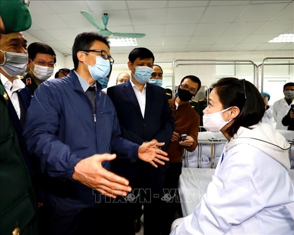 Phó Thủ tướng Vũ Đức Đam thăm hỏi các ca tiêm thử nghiệm vaccine Nano Covax ngừa COVID-19. Ảnh: TTXVN