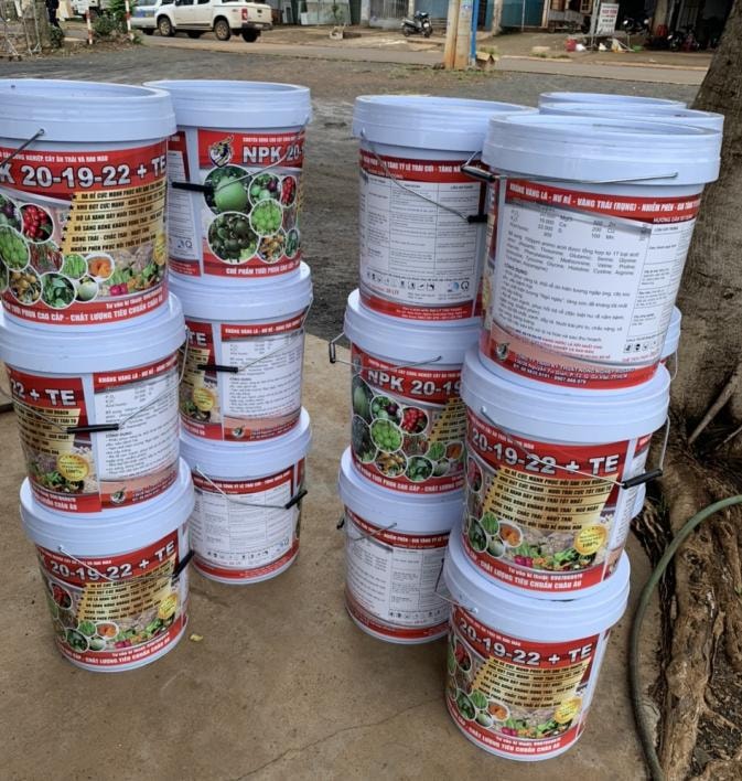 20 thùng phân bón đối tượng bỏ lại hiện trường