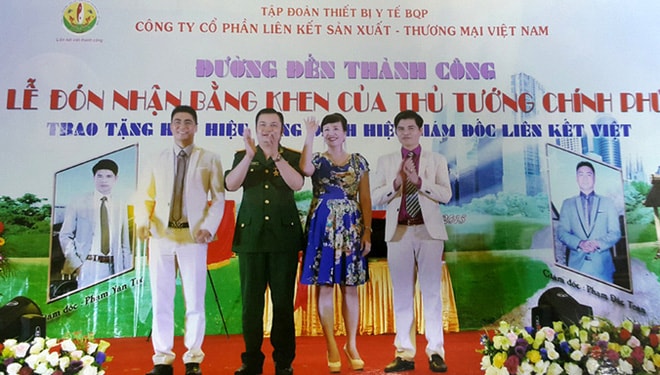 Các đối tượng còn làm giả bằng khen của Thủ tướng Chính phủ.