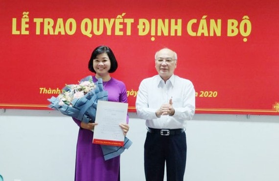 Đồng chí Phan Nguyễn Như Khuê trao quyết định cho đồng chí Lý Việt Trung.