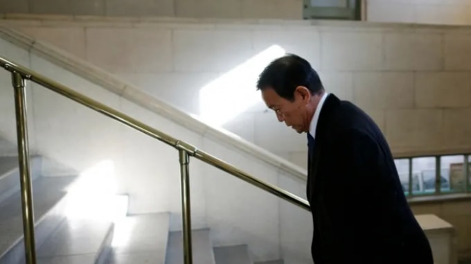 Bộ trưởng Tài chính Nhật Bản Taro Aso bước lên cầu thang Bộ Tài chính ở Tokyo. Nhật Bản đã không can thiệp vào thị trường tiền tệ kể từ năm 2011. Ảnh: Reuters