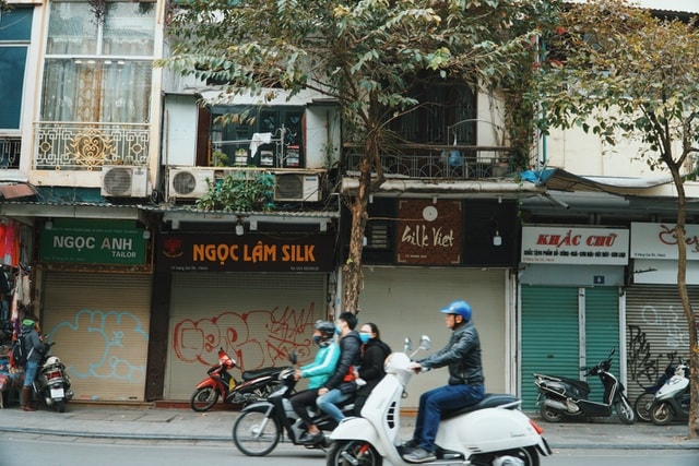 Hàng loạt dãy hàng đóng cửa im lìm trong khi dịp Giáng sinh gần tới.