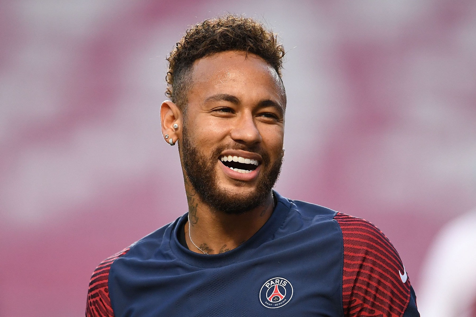 Đứng vị trí tiếp theo là cầu thủ trẻ Neymar, người có thể vượt qua Ronaldo và Messi trong tương lai với số tiền kiếm được ở thời điểm hiện tại là 76,6 triệu bảng.