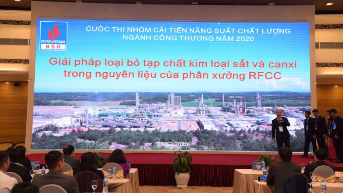 Ông Đặng Ngọc Đình Điệp - Phó Giám đốc Nhà máy Lọc dầu Dung Quất trình bày nội dung giải pháp.