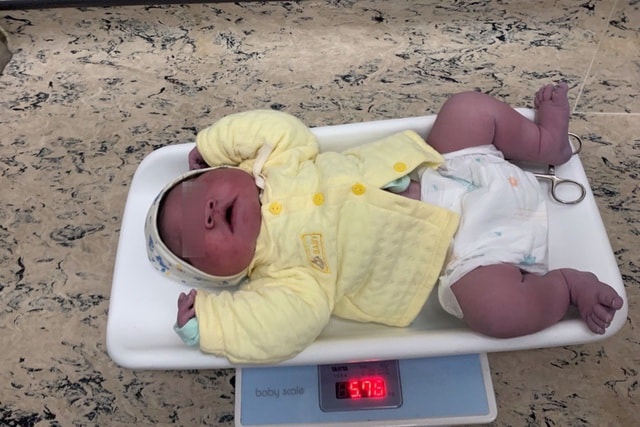 Bé trai sơ sinh ở Hà Nội vừa chào đời đã nặng gần 6kg. Ảnh: dantri.com.vn