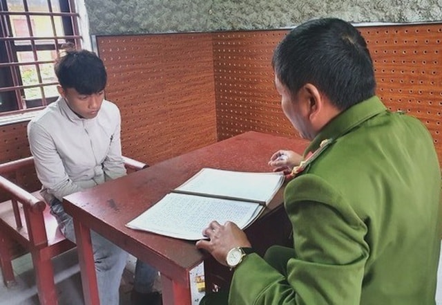 Một trong hai đối tượng bị bắt giữ tại cơ quan điều tra. Ảnh: dantri.com.vn