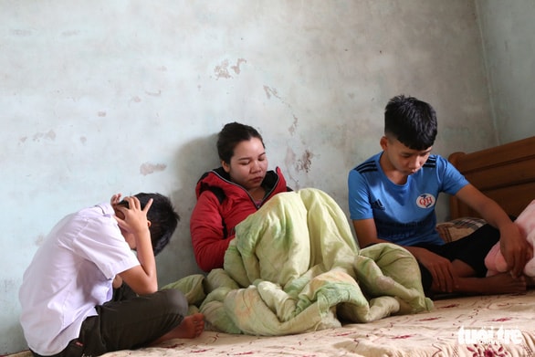 Người thân của một nạn nhân quê huyện Can Lộc, Hà Tĩnh xót thương khi nghe tin về vụ tai nạn ở Campuchia. Ảnh: tuoitre.vn