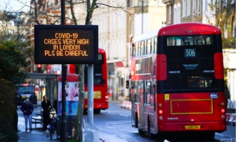 Một bảng điện tử cảnh báo số ca Covid-19 đang tăng cao ở thủ đô London - Anh, khuyến cáo mọi người khi ra đường cần cẩn trọng. Ảnh: Reuters