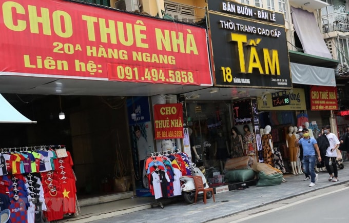 Nhiều cửa hàng trên phố Hàng Ngang treo biển cho thuê. Ảnh: Ngọc Hà