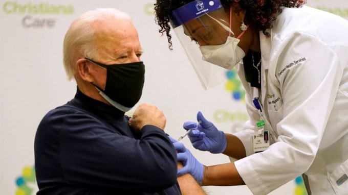 Tổng thống Joe Biden được tiêm vắc xin Covid-19 trực tiếp trên truyền hình - Ảnh: Getty