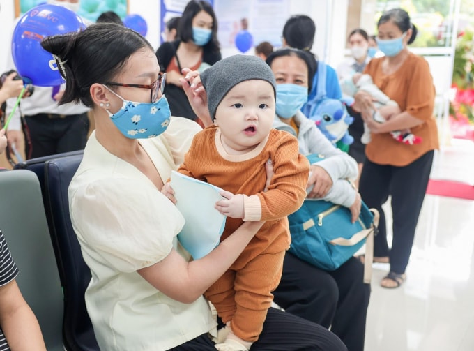 Đông đảo gia đình đã đưa con đến tiêm chủng ngay trong buổi sáng khai trương.