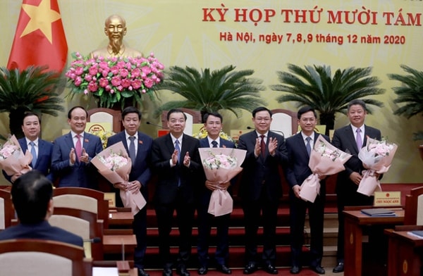 Lãnh đạo Thành ủy, HĐND, UBND thành phố Hà Nội tặng hoa chúc mừng các Phó Chủ tịch UBND thành phố Hà Nội 