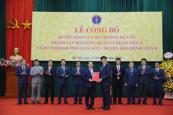 Bộ trưởng Nguyễn Thanh Long trao Quyết định Chủ tịch Hội đồng quản lý Bệnh viện K cho TS.BS Nguyễn Tiến Quang