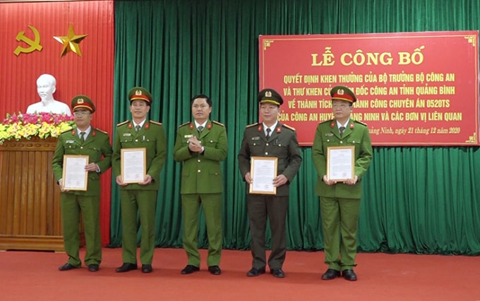 Lãnh đạo Công an tỉnh Quảng Bình trao Quyết định khen thưởng của Bộ trưởng Bộ Công an cho Ban Chuyên án và các đơn vị liên quan.