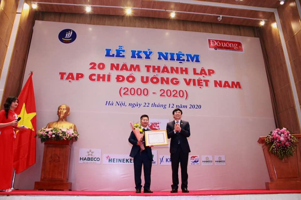 Nhà báo Hồ Quang Lợi - Phó Chủ tịch Thường trực Hội Nhà báo Việt Nam tặng bằng khen cho lãnh đạo Tạp chí Đồ uống Việt Nam để ghi nhận những thành tích đã đạt được trong thời gian qua.