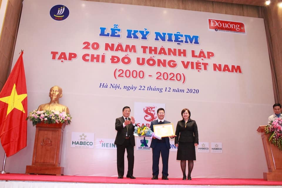 Bà Lê Việt Nga - Phó Vụ trưởng Vụ Thị trường trong nước (Bộ Công Thương) tặng Bằng khen của Bộ Công Thương cho ông Nguyên Văn Chương.