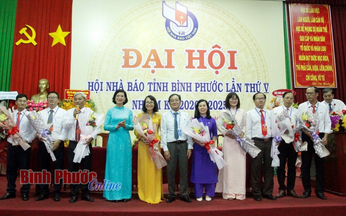 Ban chấp hành Hội Nhà báo tỉnh khóa V ra mắt đại hội.